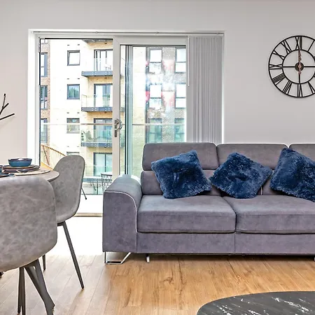 Luxury Airport Suite, Free Parking, Fantastic Location, Close To Airport, Train Station And Town Centre Luton  Extérieur photo