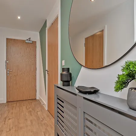 Luxury Airport Suite, Free Parking, Fantastic Location, Close To Airport, Train Station And Town Centre Luton  Extérieur photo