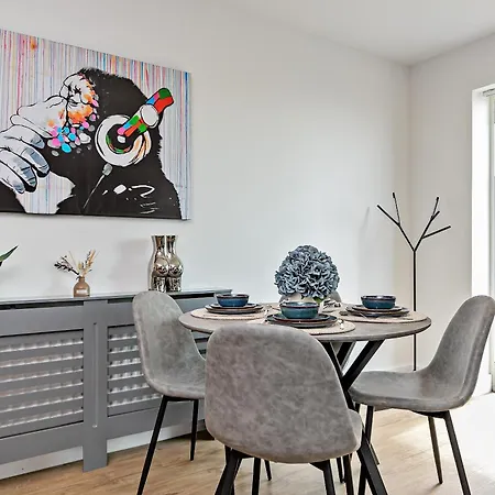 Luxury Airport Suite, Free Parking, Fantastic Location, Close To Airport, Train Station And Town Centre Luton  Extérieur photo