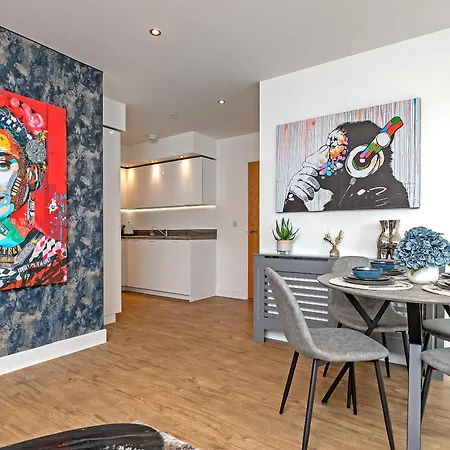 Luxury Airport Suite, Free Parking, Fantastic Location, Close To Airport, Train Station And Town Centre Luton  Extérieur photo