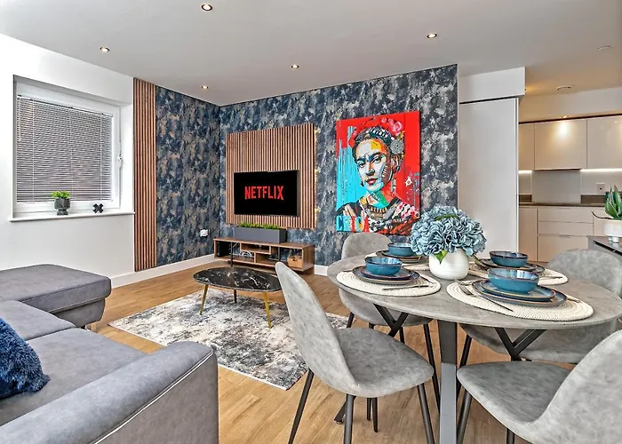 Luxury Airport Suite, Free Parking, Fantastic Location, Close To Airport, Train Station And Town Centre