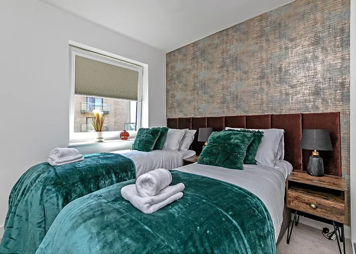 Luxury Airport Suite, Free Parking, Fantastic Location, Close To Airport, Train Station And Town Centre