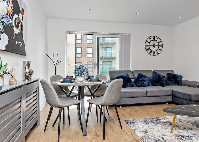 Luxury Airport Suite, Free Parking, Fantastic Location, Close To Airport, Train Station And Town Centre