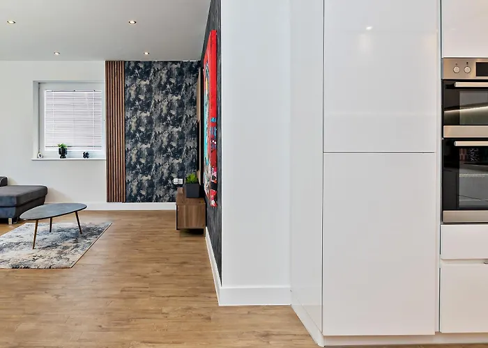 Luxury Airport Suite, Free Parking, Fantastic Location, Close To Airport, Train Station And Town Centre