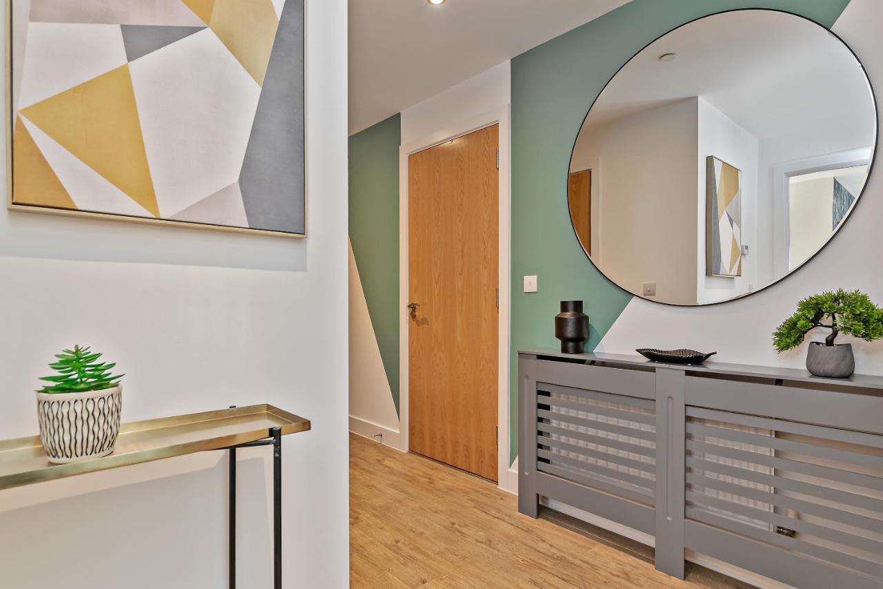 Airport Oasis: Luxury With Free Parking Apartment