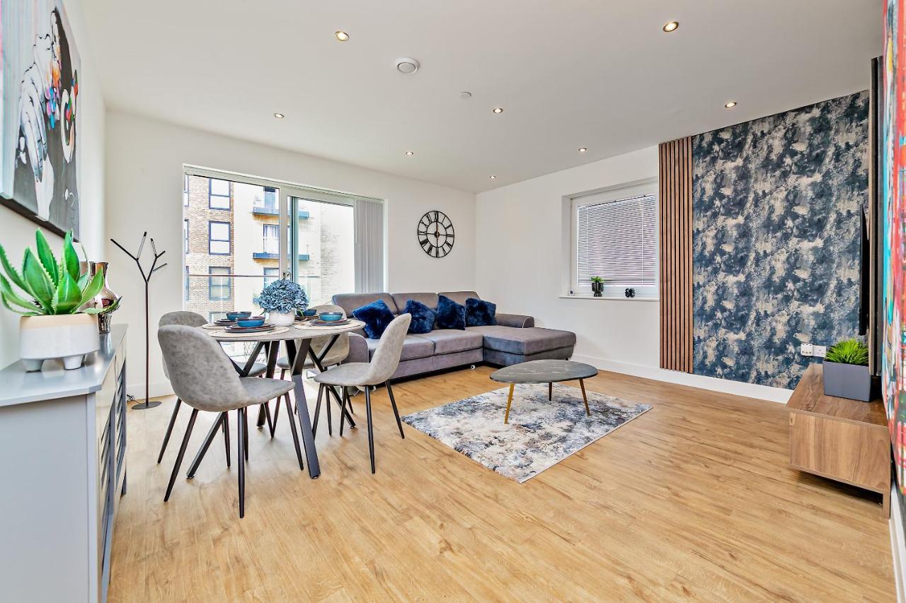 Airport Oasis: Luxury With Free Parking Apartment *