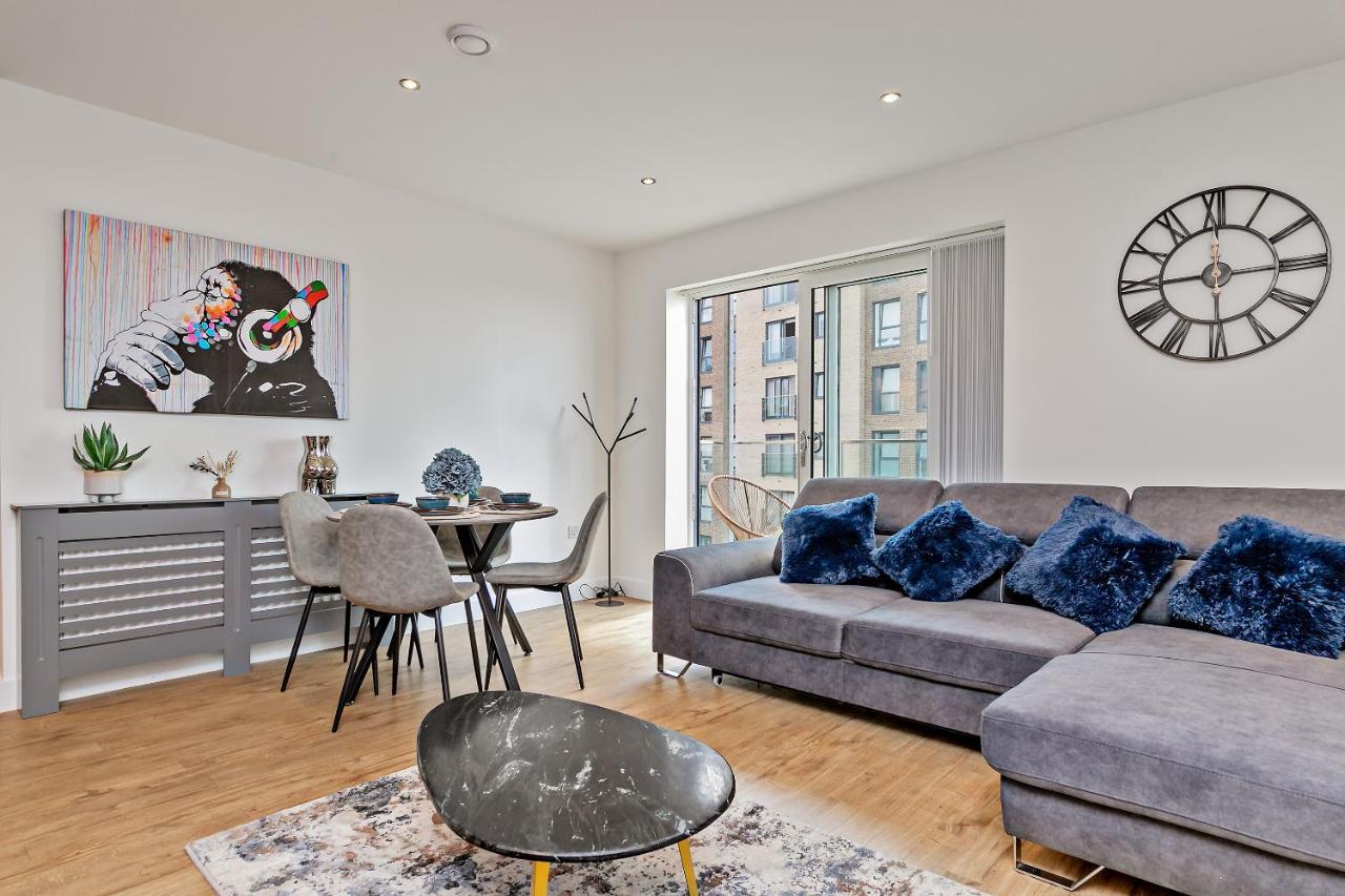 Apartment Airport Oasis: Luxury With Free Parking