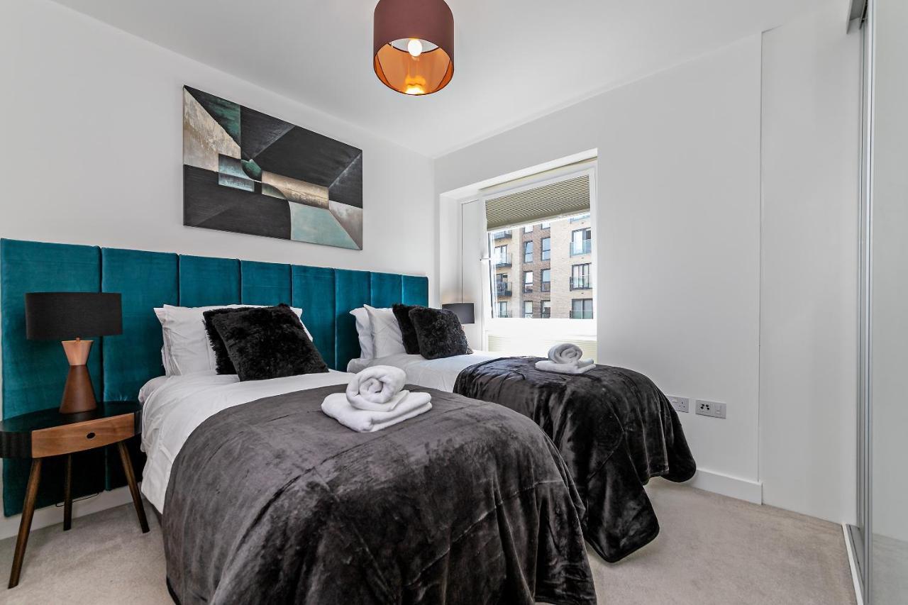 Airport Oasis: Luxury With Free Parking Apartment *