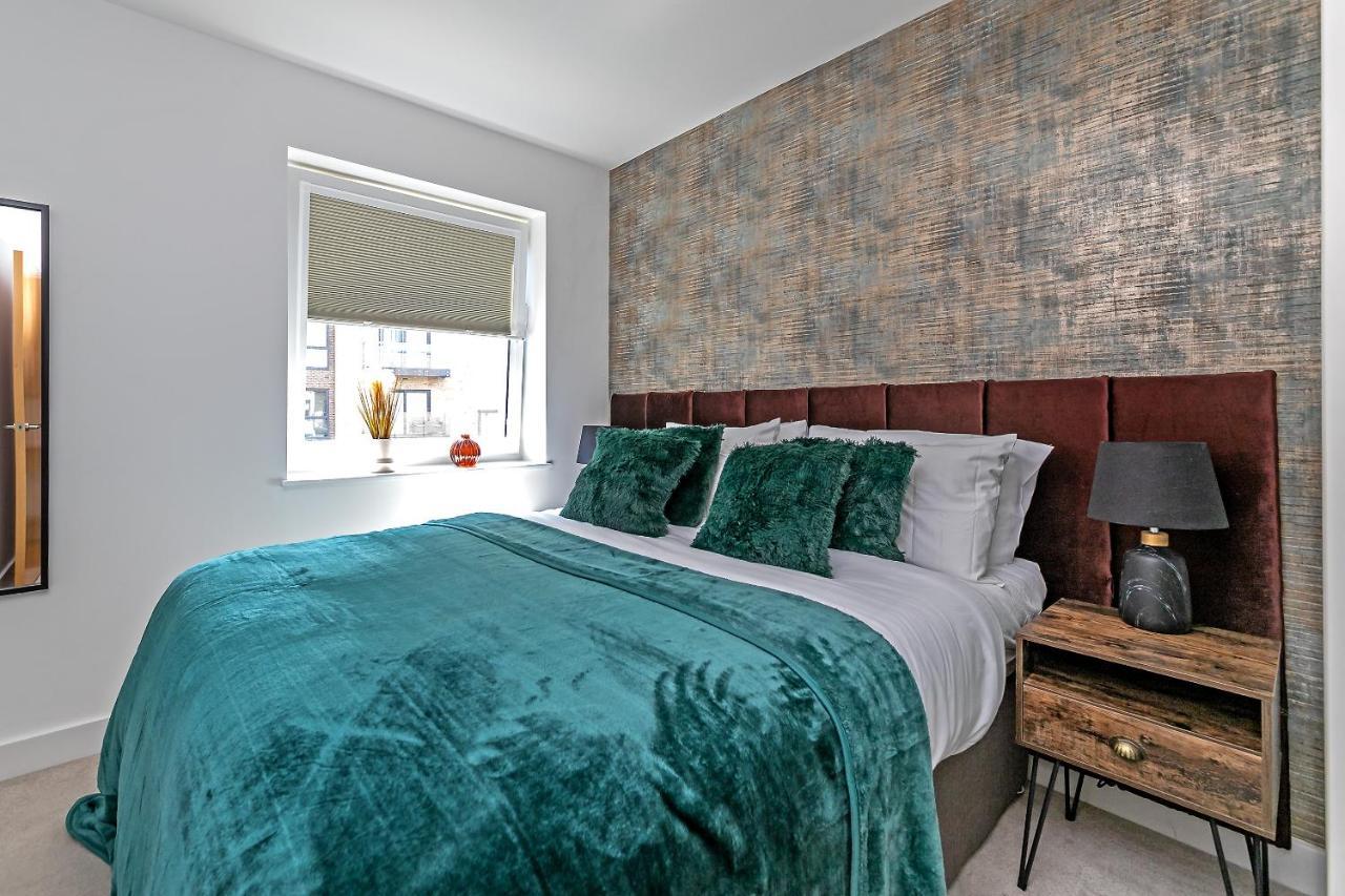 Apartment Airport Oasis: Luxury With Free Parking *