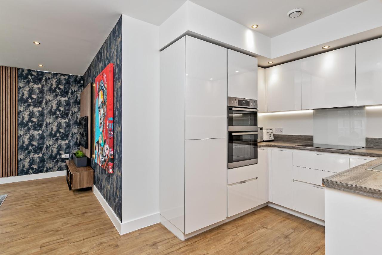 Apartment Airport Oasis: Luxury With Free Parking