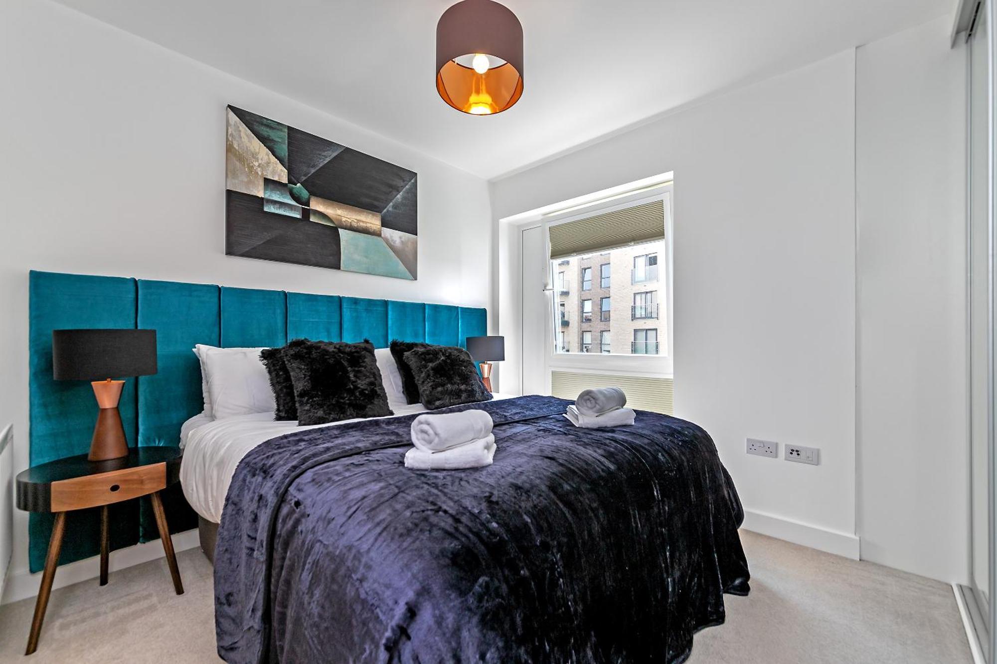 Apartment Airport Oasis: Luxury With Free Parking
