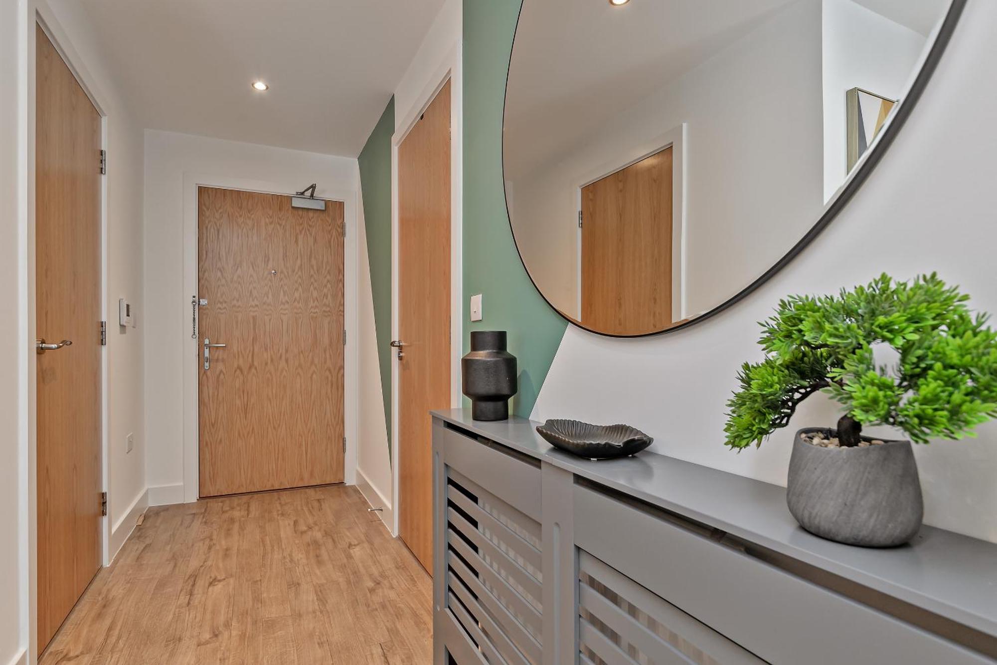 Apartment Airport Oasis: Luxury With Free Parking