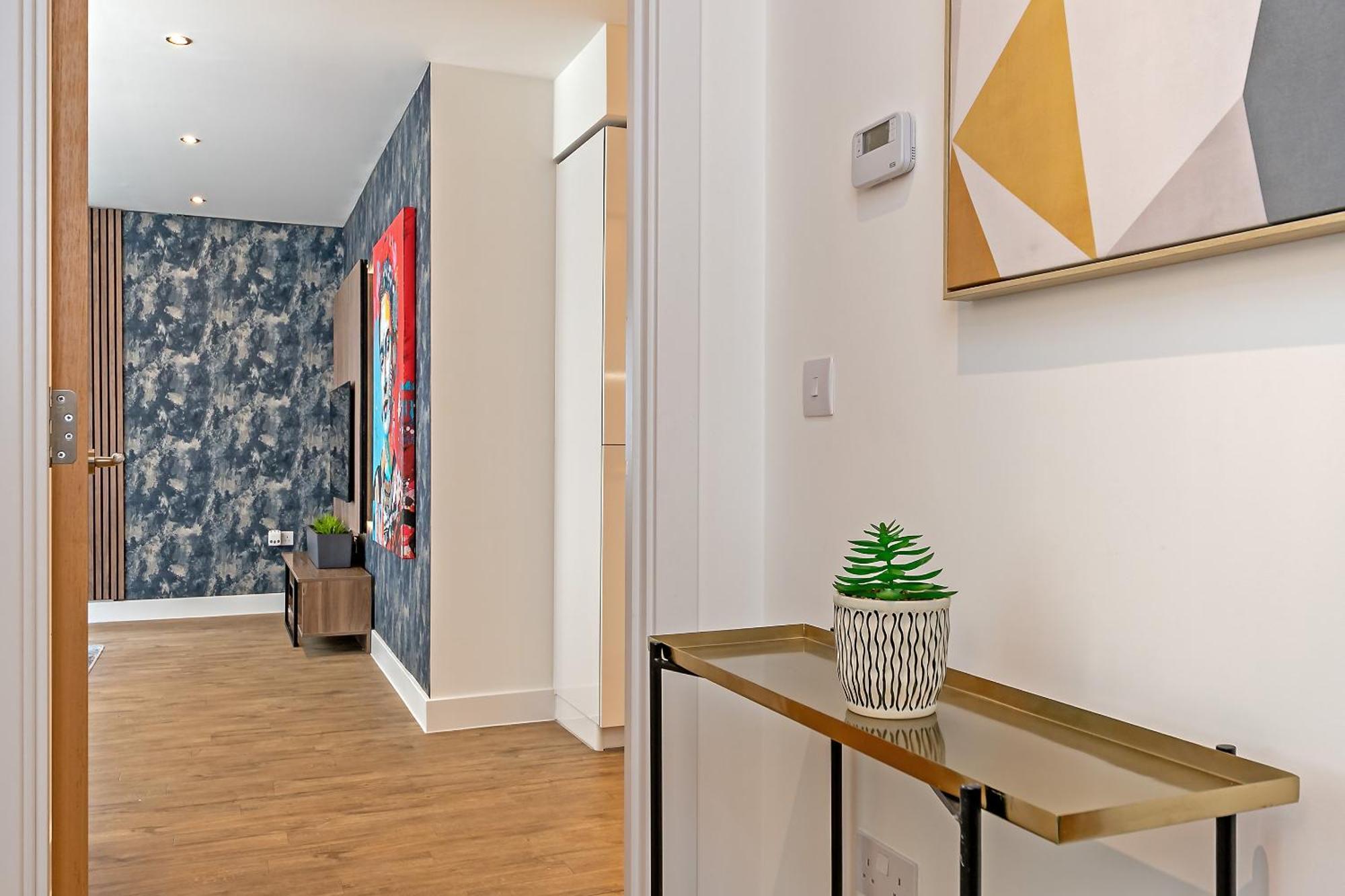 Airport Oasis: Luxury With Free Parking Apartment *